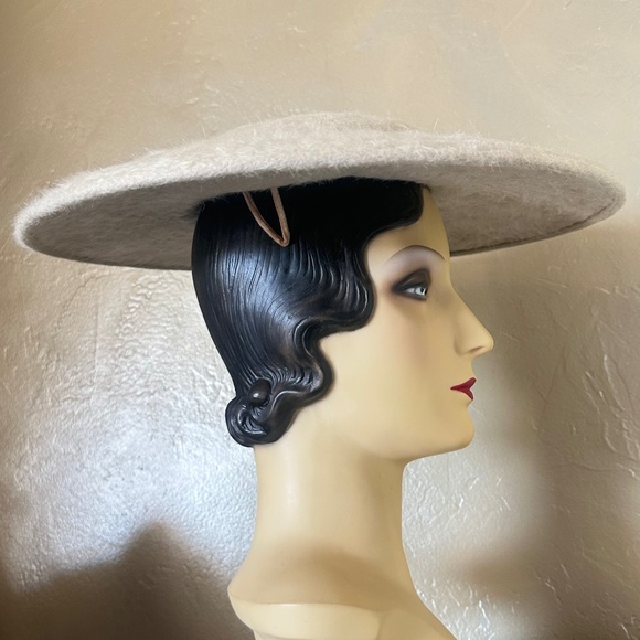 SUPERB 1950\'s IVORY FURRY FELT CART WHEEL HAT + RED/GOLD BAND main image 16